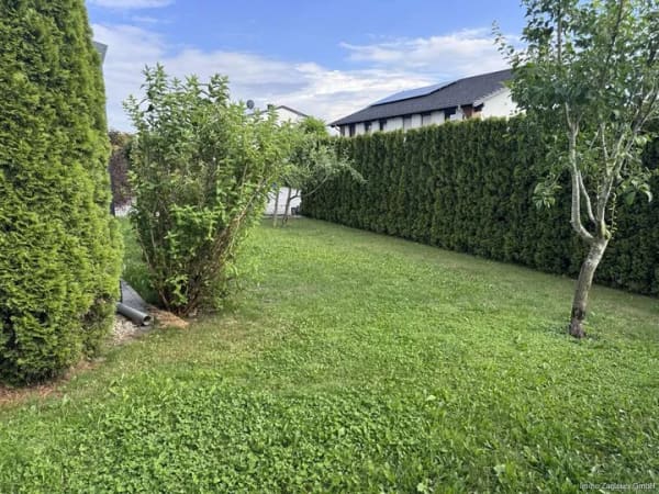 Immobilie in Hofkirchen - Ankommen und wohlfühlen - Einfamilienhaus mit Doppelgarage in ruhiger Lage von Hofkirchen - Bild 1