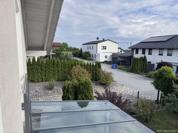 Immobilie in Hofkirchen - Ankommen und wohlfühlen - Einfamilienhaus mit Doppelgarage in ruhiger Lage von Hofkirchen - Bild 2