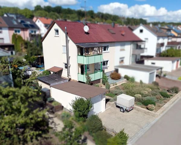 Immobilie in Großbettlingen - Gepflegtes Zweifamilienhaus mit Garten, Balkonen und Platz | Großbettlingen - Bild 0