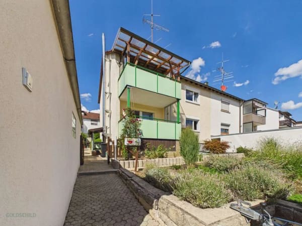 Immobilie in Großbettlingen - Gepflegtes Zweifamilienhaus mit Garten, Balkonen und Platz | Großbettlingen - Bild 1