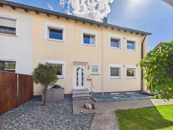 Immobilie in Großbettlingen - Gepflegtes Zweifamilienhaus mit Garten, Balkonen und Platz | Großbettlingen - Bild 2