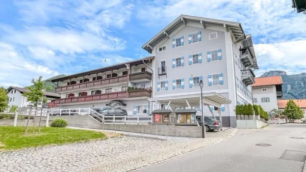 Immobilie in Aschau im Chiemgau - Bezugsfrei mit Bergblick: 2-Zimmer-Wohnung mit zwei Balkonen im Herzen von Aschau - Bild 0