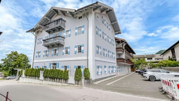 Immobilie in Aschau im Chiemgau - Bezugsfrei mit Bergblick: 2-Zimmer-Wohnung mit zwei Balkonen im Herzen von Aschau - Bild 1