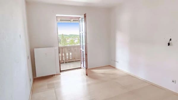 Immobilie in Aschau im Chiemgau - Bezugsfrei mit Bergblick: 2-Zimmer-Wohnung mit zwei Balkonen im Herzen von Aschau - Bild 2