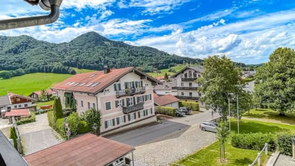 Immobilie in Aschau im Chiemgau - Bezugsfrei mit Bergblick: 2-Zimmer-Wohnung mit zwei Balkonen im Herzen von Aschau - Bild 4