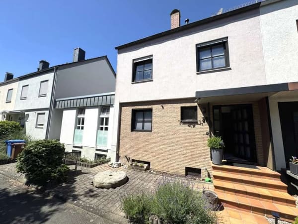 Immobilie in Hofheim am Taunus - Vielseiteige Doppelhaushälfte mit Anbau  - ideal für Familie, Mehrgenerationen oder Homeoffice - Bild 0