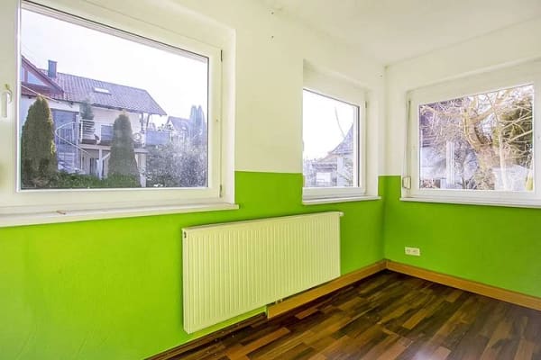 Immobilie in Meßstetten - Familienheim mit großer Garage ... und voller Möglichkeiten - ideal für Handwerker - Bild 2