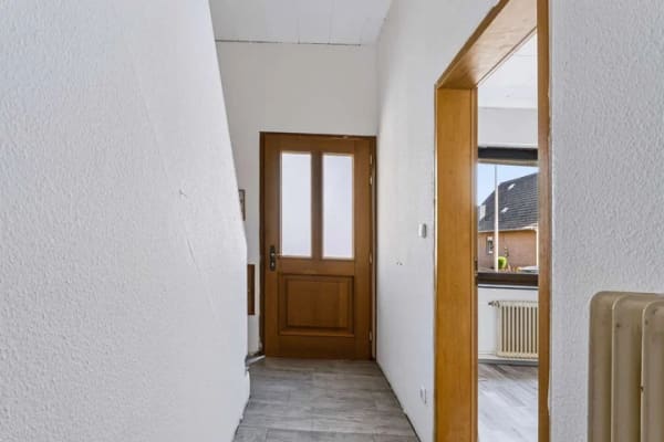 Immobilie in Emmerich am Rhein - Emmerich – Doppelhaushälfte mit 4 Schlafzimmern und großzügigem Garten mit viel Gestaltungspotenzial - Bild 1