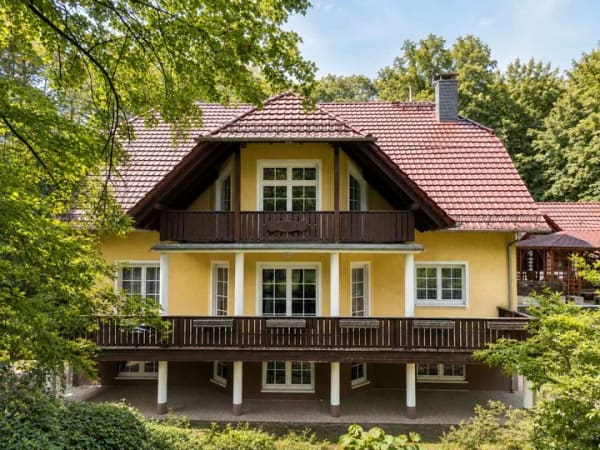 Immobilie in Bad Lausick - Exklusive Villa mit Pool, Doppelgarage und eigenem Wald ! - Bild 0