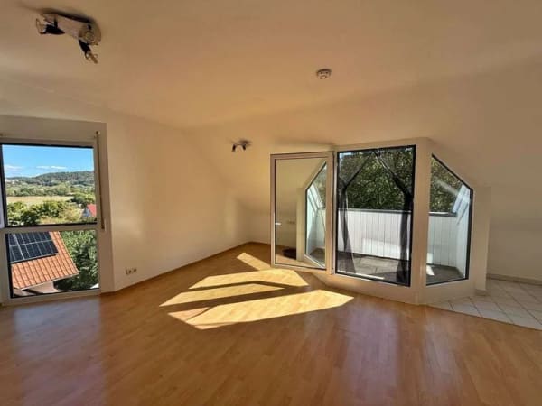 Immobilie in Rottenburg am Neckar - Modernes Dachgeschossapartment mit Balkon, Stellplatz und schöner Aussicht - Bild 0