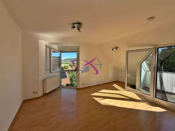 Immobilie in Rottenburg am Neckar - Modernes Dachgeschossapartment mit Balkon, Stellplatz und schöner Aussicht - Bild 1