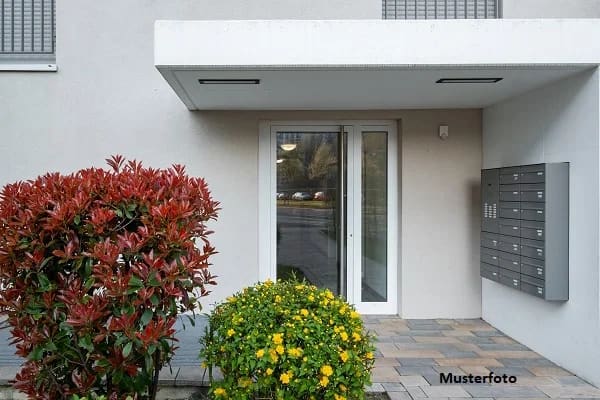 Immobilie in Südliches Anhalt - Freistehendes Mehrfamilienhaus mit Doppelgarage - Bild 0