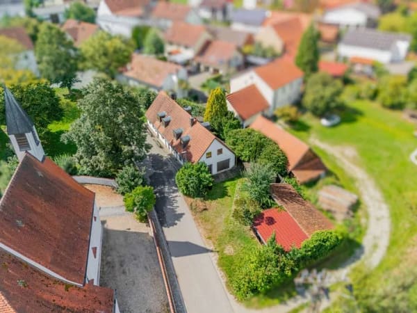 Immobilie in Hohenwart - Zwei Doppelhaushälften mit historischem Charakter, viel Grün und Ausbaupotenzial in ruhiger Lage - Bild 0