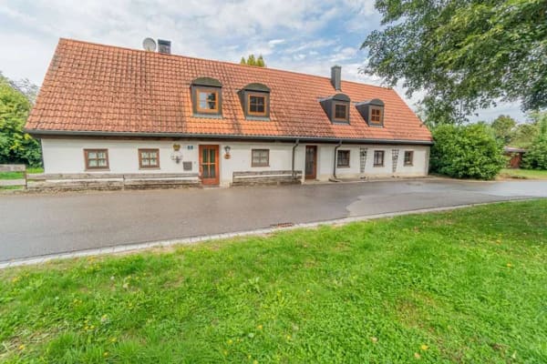 Immobilie in Hohenwart - Zwei Doppelhaushälften mit historischem Charakter, viel Grün und Ausbaupotenzial in ruhiger Lage - Bild 1