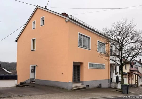 Immobilie in Schiffweiler - Ein- bis Zweifamilienhaus mit Garten und Garage - Bild 0
