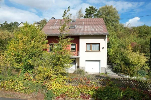 Immobilie in Üxheim - Freistehendes Einfamilienhaus mit Balkon, Garage und Garten in Üxheim-Ahütte - Bild 1