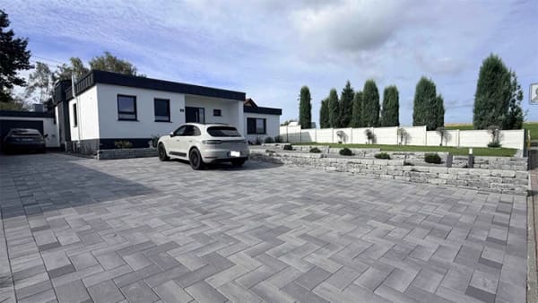 Immobilie in Staudt - LUXUS:Sanierter Bungalow in Massivbauweise mit Schwimmhalle, Damwildgehege und sehr großen Grundstück! - Bild 0