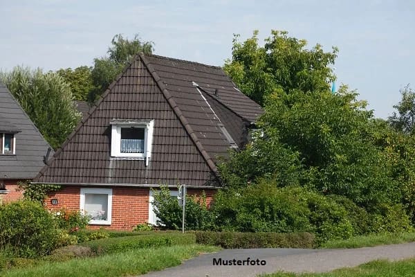 Immobilie in Hohenwestedt - Einfamilienhaus mit Einliegerwohnung - komfortables Wohnen mit zusätzlichem Potenzial - Bild 0