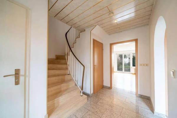 Immobilie in Eichenau - Renovierungsbedürftiges Reihenmittelhaus mit sonnigem Garten - Bild 1