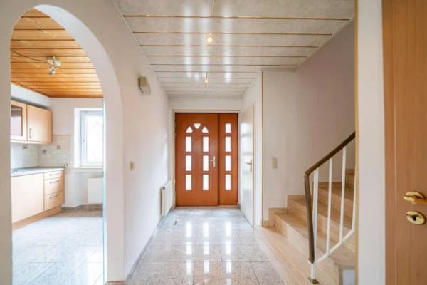 Immobilie in Eichenau - Renovierungsbedürftiges Reihenmittelhaus mit sonnigem Garten - Bild 2