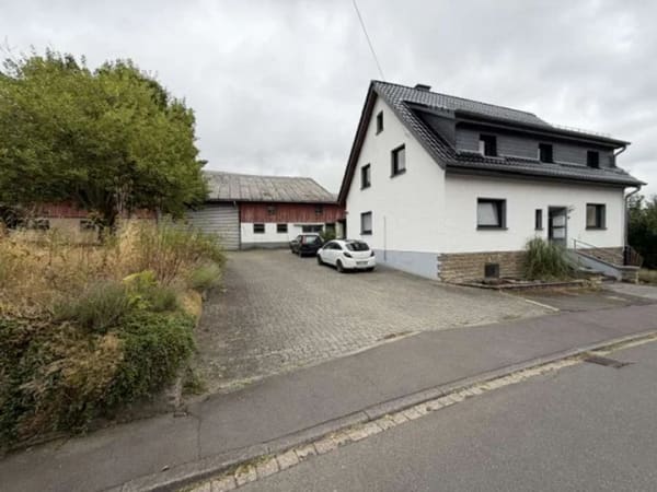 Immobilie in Blankenheim - Viel Platz, zahlreiche Möglichkeiten – Zweifamilienhaus mit großem Grundstück und großer Halle. - Bild 1