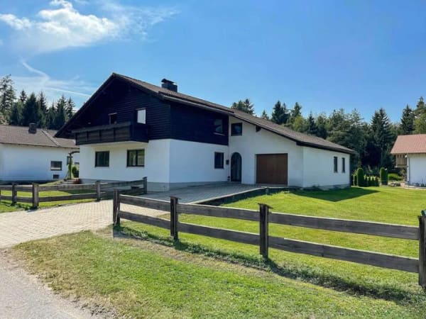 Immobilie in Raubling - Großzügiges Familienhaus mit Platz für Generationen auf 1.186 m² Traumgrundstück mit Entwicklungspot - Bild 0