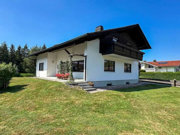 Immobilie in Raubling - Großzügiges Familienhaus mit Platz für Generationen auf 1.186 m² Traumgrundstück mit Entwicklungspot - Bild 1