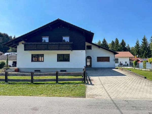 Immobilie in Raubling - Großzügiges Familienhaus mit Platz für Generationen auf 1.186 m² Traumgrundstück mit Entwicklungspot - Bild 2