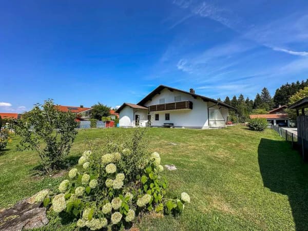 Immobilie in Raubling - Großzügiges Familienhaus mit Platz für Generationen auf 1.186 m² Traumgrundstück mit Entwicklungspot - Bild 4