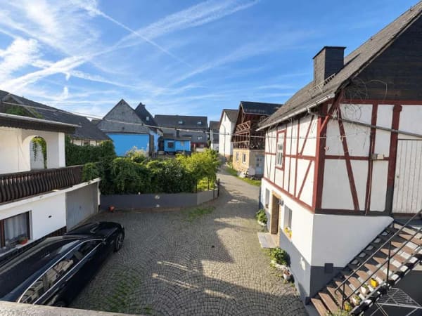 Immobilie in Greifenstein - Großzügiges Zweifamilienhaus mit ca. 290 m² Wohnfläche in Greifenstein-Allendorf - Bild 2
