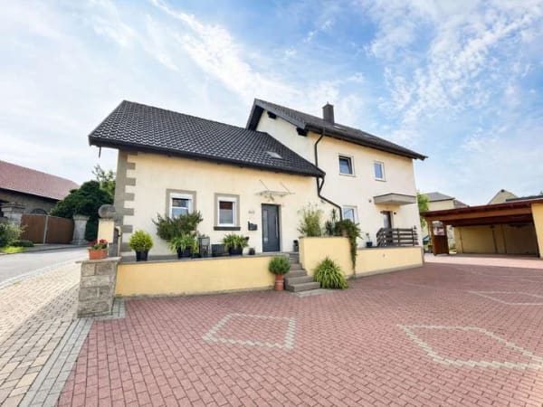 Immobilie in Theres - Einfamilienhaus mit großem Grundstück, Garten, vier Garagen und Nebengebäuden in Theres-Buch bei Haß - Bild 1