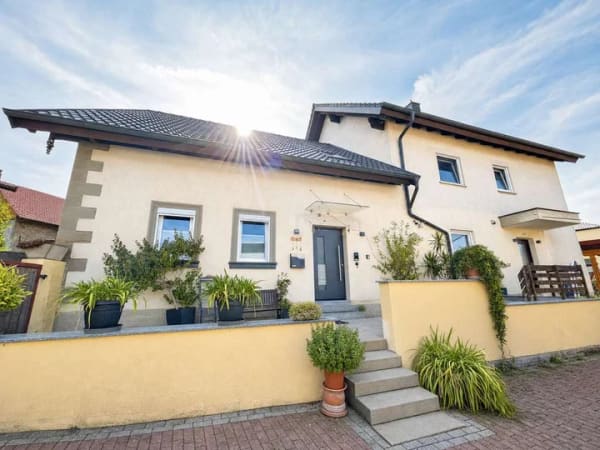 Immobilie in Theres - Einfamilienhaus mit großem Grundstück, Garten, vier Garagen und Nebengebäuden in Theres-Buch bei Haß - Bild 2