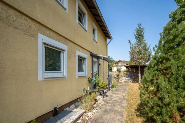 Immobilie in Rietheim-Weilheim - Zwei Vollgeschosse, drei Schlafzimmer, Garten: Familienhaus mit überraschend viel Raum - Bild 1