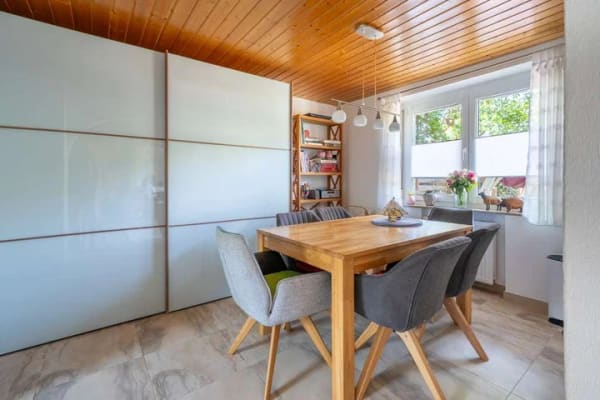Immobilie in Rietheim-Weilheim - Zwei Vollgeschosse, drei Schlafzimmer, Garten: Familienhaus mit überraschend viel Raum - Bild 2