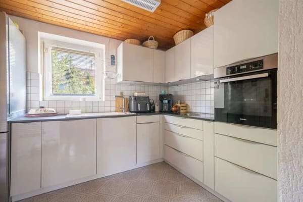Immobilie in Rietheim-Weilheim - Zwei Vollgeschosse, drei Schlafzimmer, Garten: Familienhaus mit überraschend viel Raum - Bild 4