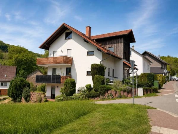 Immobilie in Abtsteinach - 2 Zimmer in ruhiger Lage – mit Stellplatz und Einbauküche - Bild 1
