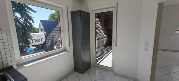 Immobilie in Ganderkesee - Dachgeschosswohnung in Zweifamilien-Haus mit Gartenanteil und Garage - Bild 2