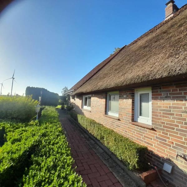 Immobilie in Ovelgönne - Historisches Reetdachhaus mit zwei Wohneinheiten auf großzügigem Südwestgrundstück - Bild 0