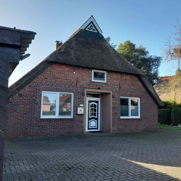 Immobilie in Ovelgönne - Historisches Reetdachhaus mit zwei Wohneinheiten auf großzügigem Südwestgrundstück - Bild 1