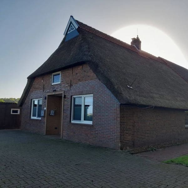Immobilie in Ovelgönne - Historisches Reetdachhaus mit zwei Wohneinheiten auf großzügigem Südwestgrundstück - Bild 2