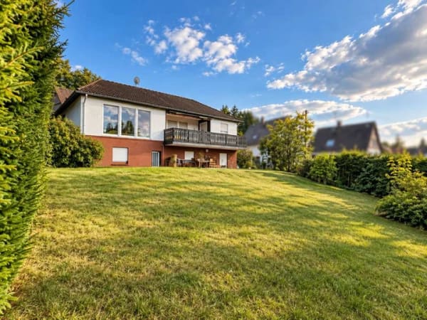 Immobilie in Glashütten - Familienhaus mit Weitblick, großem Garten und echtem Entwicklungspotenzial - Bild 1