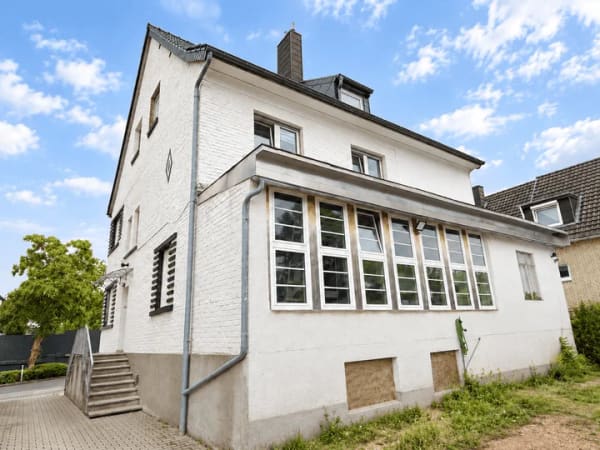Immobilie in Übach-Palenberg - Mehrfamilienhaus mit drei Wohneinheiten und vier Garagen in Übach-Palenberg zu verkaufen! - Bild 0