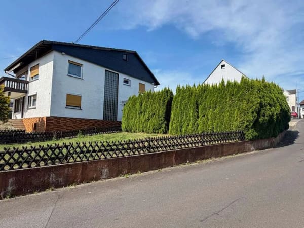 Immobilie in Irmtraut - Solides Einfamilienhaus aus 1969 mit Garten und umfangreichen Gestaltungsmöglichkeiten! - Bild 2
