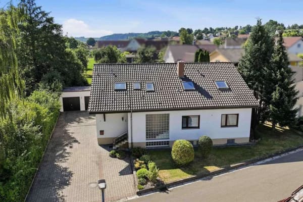Immobilie in Mietingen - Ankommen! Gemütliche 4,5-Zimmer Dachgeschosswohnung mit Garage in ruhiger Wohnlage - Bild 0