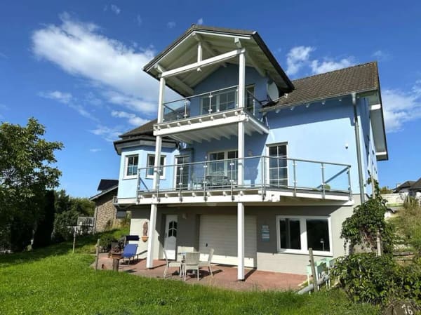 Immobilie in Asbach - Hier wollen Sie nicht mehr weg!
EFH im Grünen mit Garten, Terrasse, Balkonen und Carport in Asbach - Bild 0