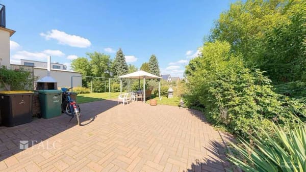 Immobilie in Niederkassel - Charmantes Raumwunder mit Potenzial – großzügiges Wohnhaus mit Garten & Garage auf Erbbaugrundstück - Bild 2