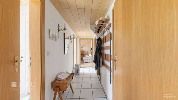 Immobilie in Niederkassel - Charmantes Raumwunder mit Potenzial – großzügiges Wohnhaus mit Garten & Garage auf Erbbaugrundstück - Bild 3