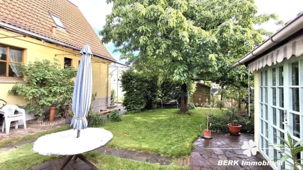 Immobilie in Wörth am Main - BERK Immobilien – Wohnen mit Urlaubsfeeling: Gemütliches Einfamilienhaus mit idyllischem Garten in W - Bild 1