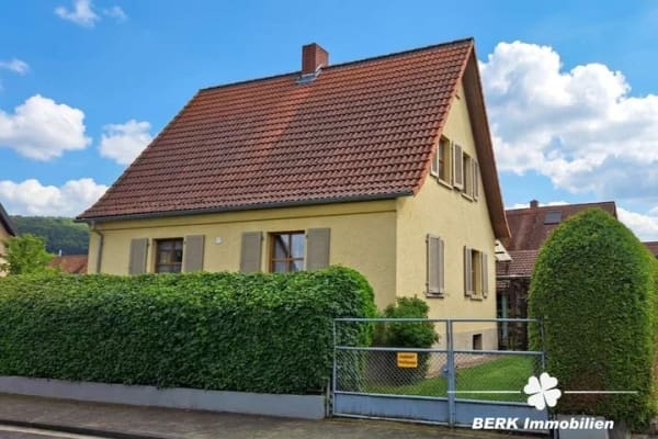 Immobilie in Wörth am Main - BERK Immobilien – Wohnen mit Urlaubsfeeling: Gemütliches Einfamilienhaus mit idyllischem Garten in W - Bild 4