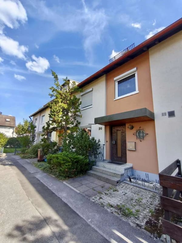 Immobilie in Puchheim - Großzügiges Reihenmittelhaus, 5 Zimmer, 136 qm Wfl.,  Puchheim nahe München - Bild 1